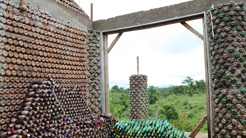 نيجيري يبني أكبر منزل «بلاستيك مدور» في إفريقيا 